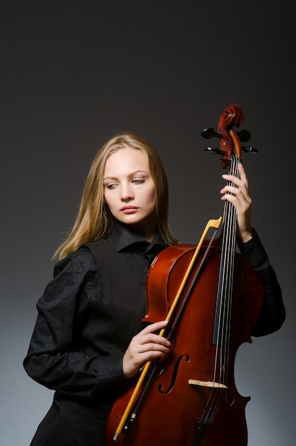 Donna che gioca violoncello classico nel concetto di musica