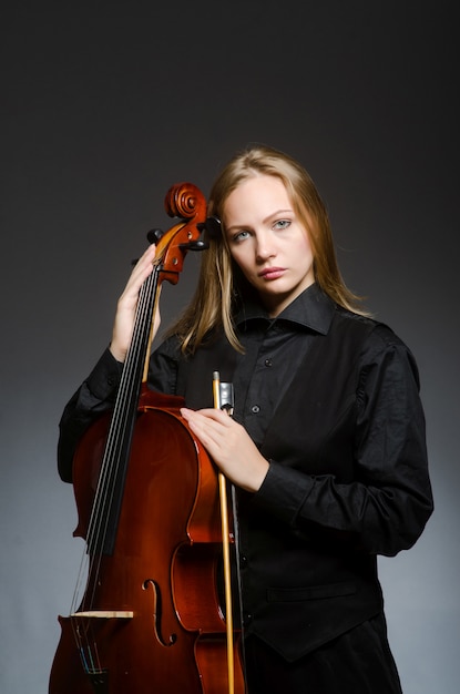 Donna che gioca violoncello classico nel concetto di musica