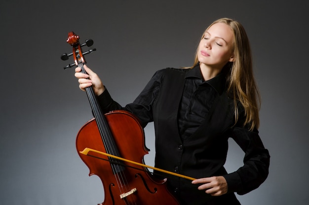 Donna che gioca violoncello classico nel concetto di musica