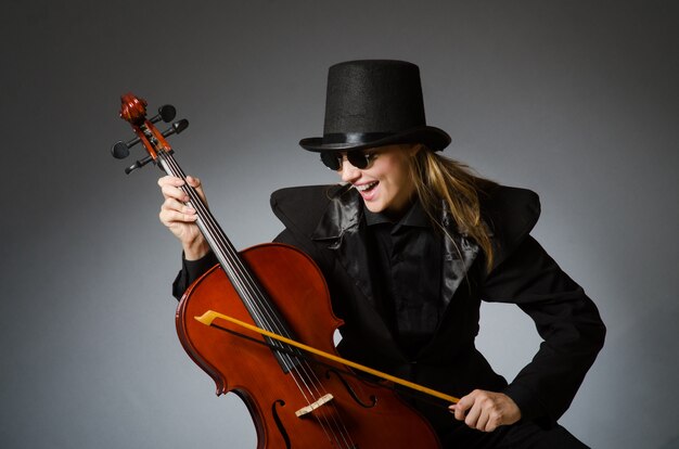 Donna che gioca violoncello classico nel concetto di musica