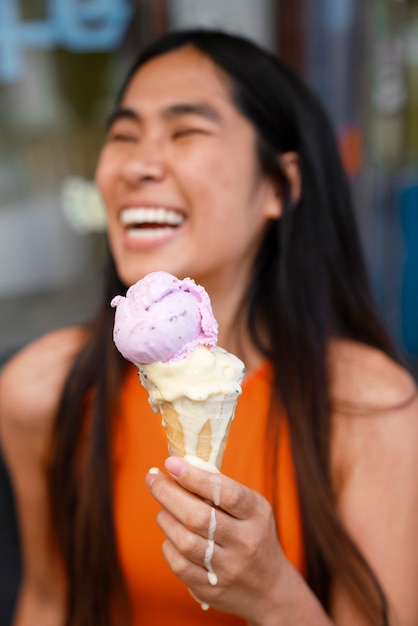 Donna che gode del gelato fuori