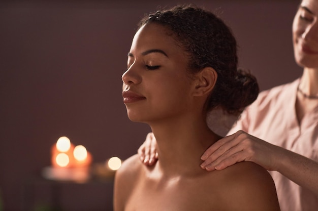 Donna che gode del massaggio delle spalle