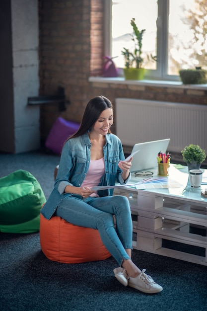 Donna che gode del suo lavoro pur essendo di umore positivo