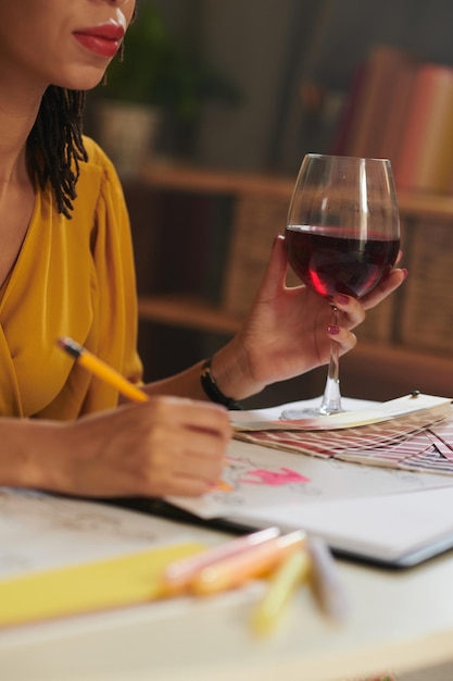 Donna che gode del vino e del disegno