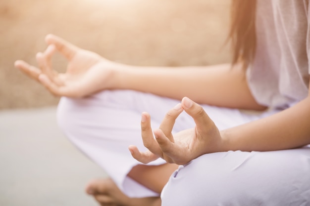 Donna che gode della meditazione e dello yoga nel parco