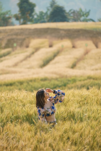 Donna che gode della natura in un campo dell'azienda agricola