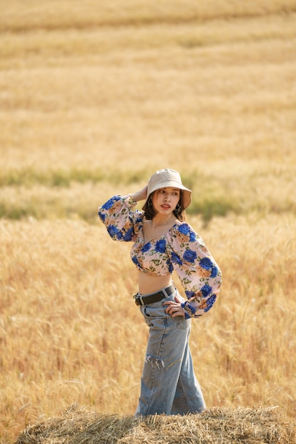 Donna che gode della natura in un campo dell'azienda agricola