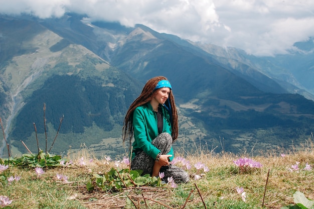 Donna che gode della natura