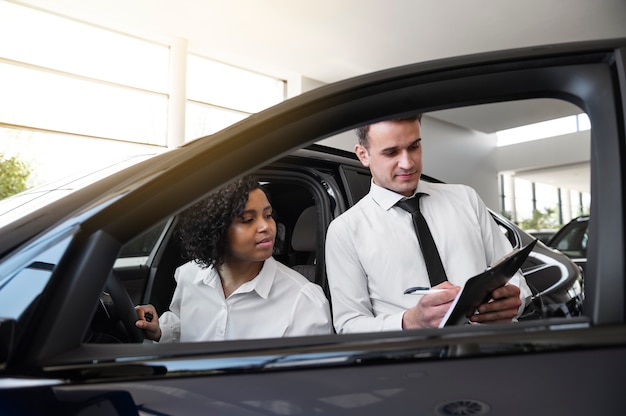 Donna che gode della sua indipendenza finanziaria durante l'acquisto di un'auto