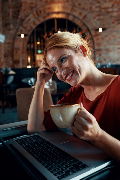 Donna che gode di caffè e film