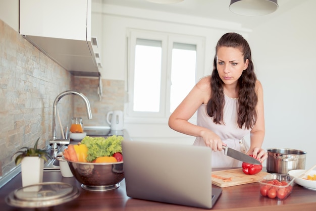 Donna che gode di cucinare in cucina