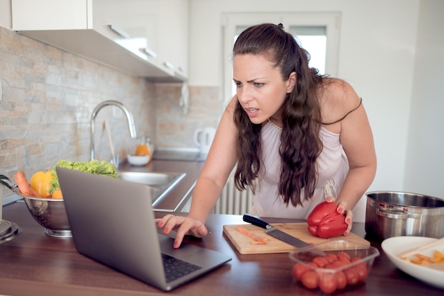 Donna che gode di cucinare in cucina