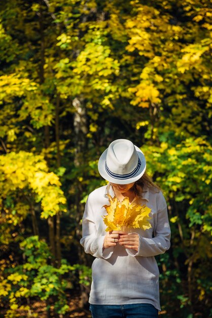 Donna che gode di una passeggiata nel parco