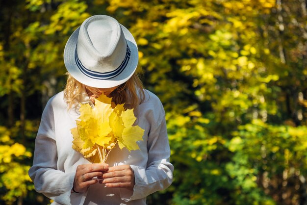 Donna che gode di una passeggiata nel parco