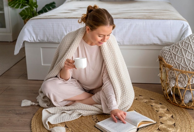 Donna che gode di una tazza di caffè