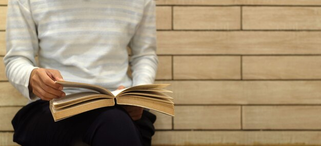 Donna che gode leggendo un libro. Concetto di educazione e lettura