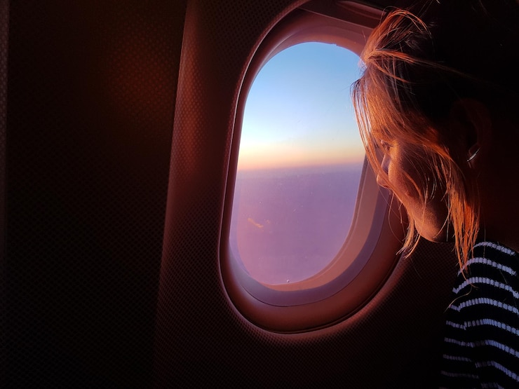 Foto donna che guarda attraverso la finestra dell'aereo