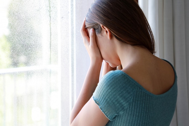 Donna che guarda fuori dalla finestra