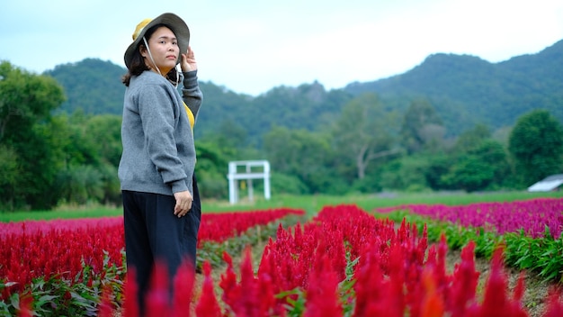 donna che guarda i fiori