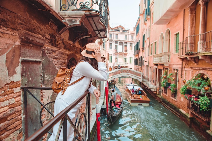 Foto donna che guarda il canale con gandola