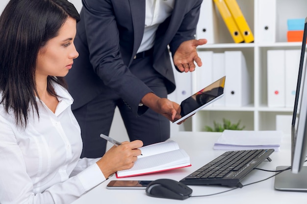 Donna che guarda il tablet dell'uomo