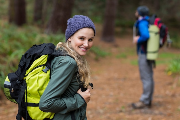 Donna che guarda indietro mentre faceva un'escursione nella foresta