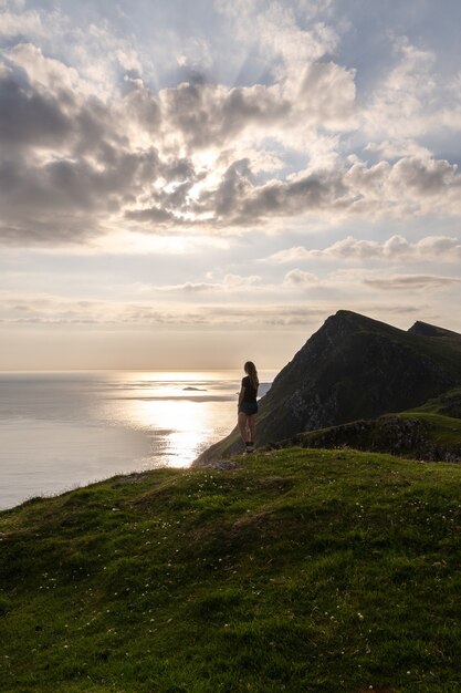 Donna che guarda la vista delle scogliere di Croaghaun sull'isola di Achill Ireland