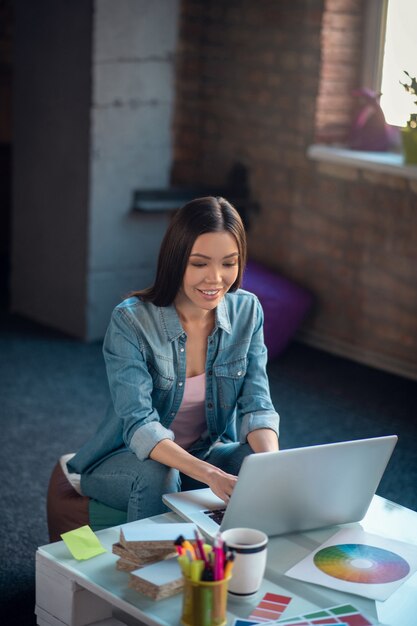 Donna che guarda lo schermo del laptop durante il lavoro