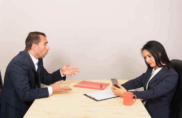 Donna che guarda lo smartphone e ignora il suo compagno