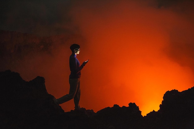 Donna che guarda un'eruzione vulcanica