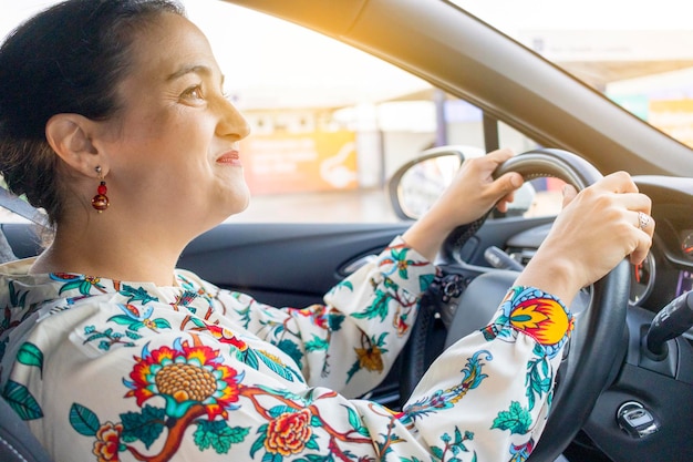 Donna che guida la sua nuova auto Concetto di acquisto di un'auto