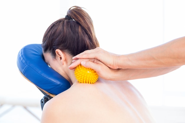 Donna che ha massaggio alla schiena con massaggio