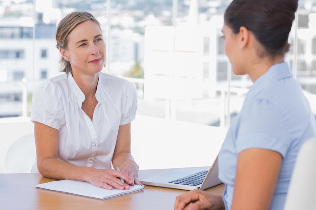 Donna che ha un colloquio di lavoro con una donna d&#39;affari