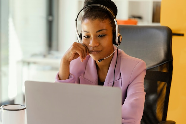 Donna che ha una riunione in linea per lavoro