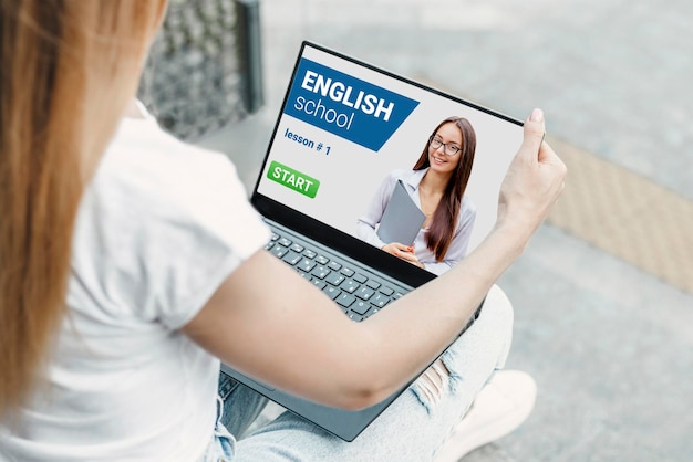 Donna che impara la lezione di inglese online con lo schermo del laptop