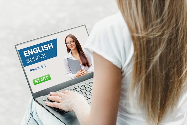 Donna che impara la lezione di inglese online con lo schermo del laptop