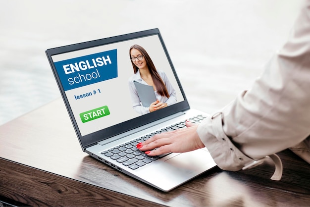 Donna che impara la lezione di inglese online con lo schermo del laptop