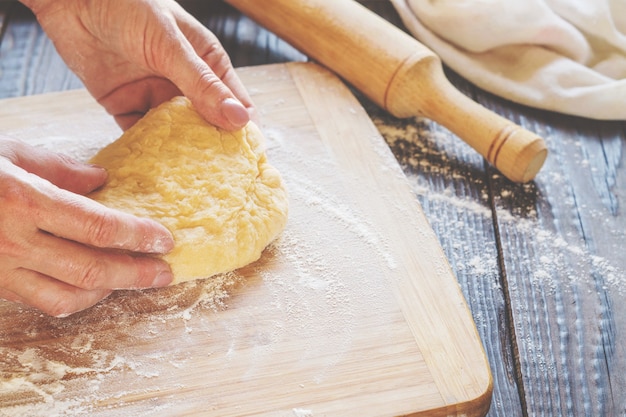 Donna che impasta un impasto sul tavolo