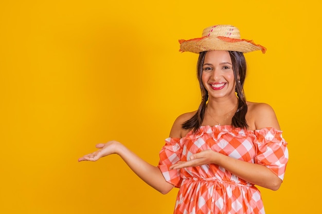 Donna che indossa abiti festa junina tipica festa brasiliana che indica il lato libero per il testo