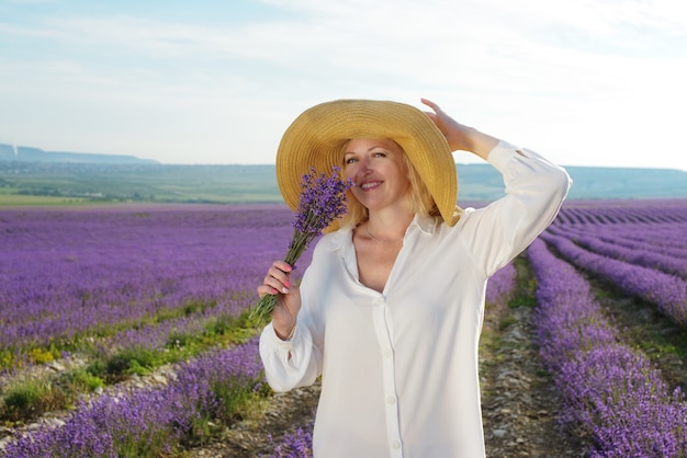 Donna che indossa cappello di paglia nel campo di lavanda