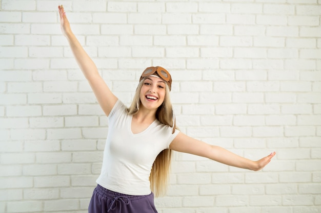 Donna che indossa cappello pilota con occhiali di protezione