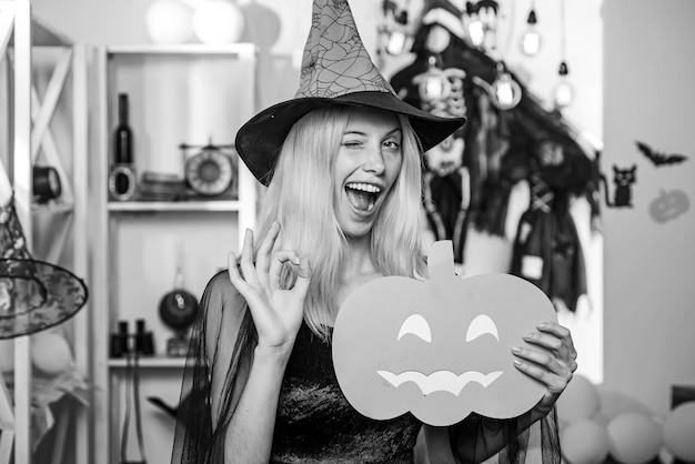 Donna che indossa il cappello della strega per Halloween