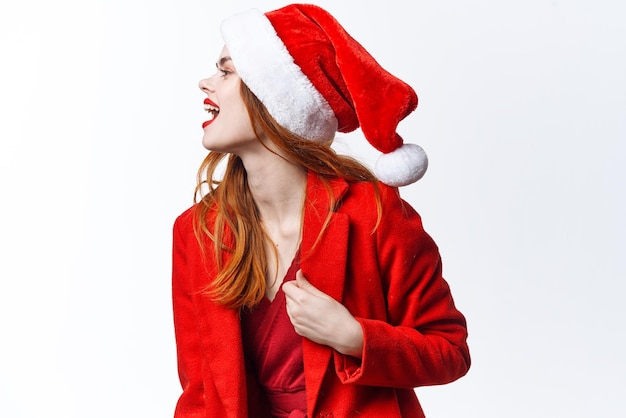 Donna che indossa il costume di Babbo Natale in posa modello di decorazione