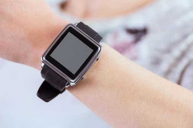 Donna che indossa il suo smartwatch