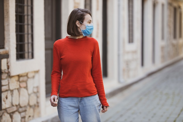 Donna che indossa la maschera