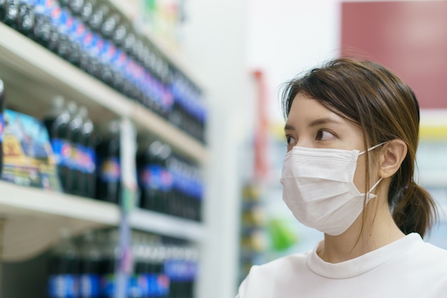 Donna che indossa maschera chirurgica in un supermercato