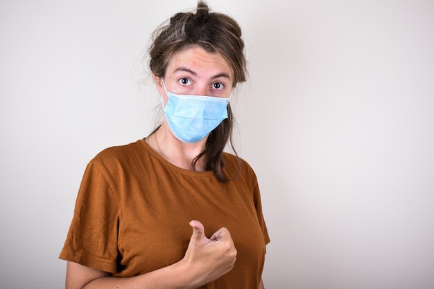 Donna che indossa maschera medica l