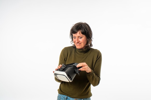 Donna che indossa occhiali per realtà virtuale su uno spazio di copia di sfondo bianco