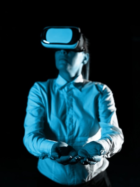 Donna che indossa occhiali Vr e hord Messaggi importanti con due mani Imprenditrice con occhiali per realtà virtuale e che mostra informazioni cruciali