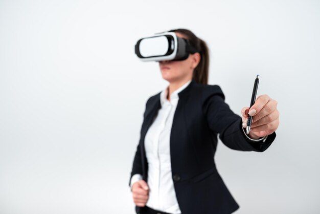 Donna che indossa occhiali Vr e indica gli aggiornamenti recenti con la penna Donna d'affari con occhiali per realtà virtuale e presenta una nuova idea Executive che mostra i dati in ritardo